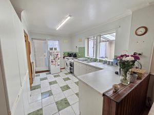 Kitchen- click for photo gallery